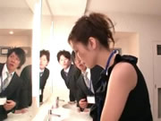 無敵OL職場女優 椎名由奈與兩個男下屬在公洗手間激情