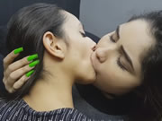 巴西兩白虎騷屄女同愛撫乳頭熱吻
